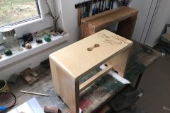 drevený stolček z jaseňového dreva