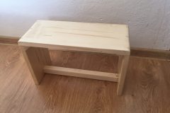 Drevený stolček zo smrekového dreva