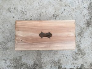 Drevený stolček z orecha