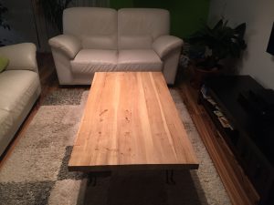 Konferenčný stolík z orechového dreva
