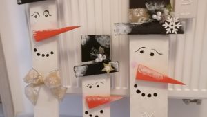vianocna-dekoracia-rodinka-drevenych-snehuliakov