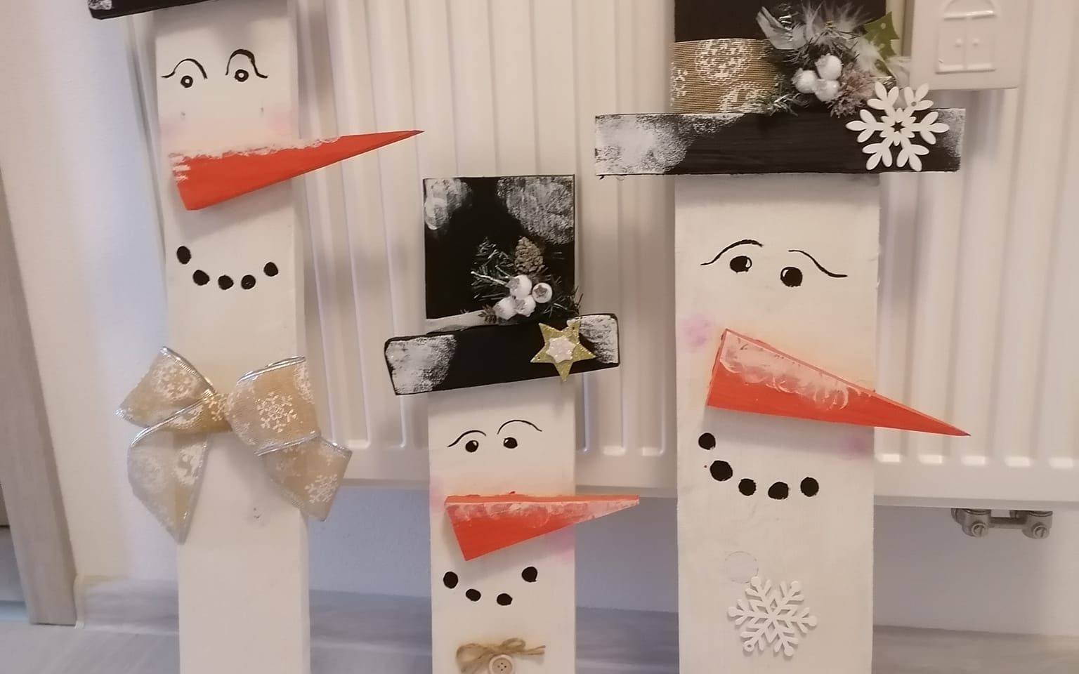 vianocna-dekoracia-rodinka-drevenych-snehuliakov