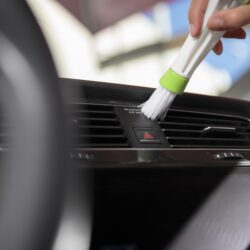 Nenechajte špinu za volantom: Kompletný návod na čistenie interiéru auta