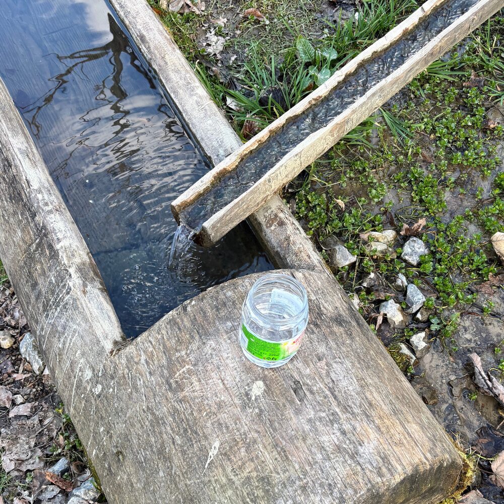 Odobratá vzorka vody z prameňa na chate