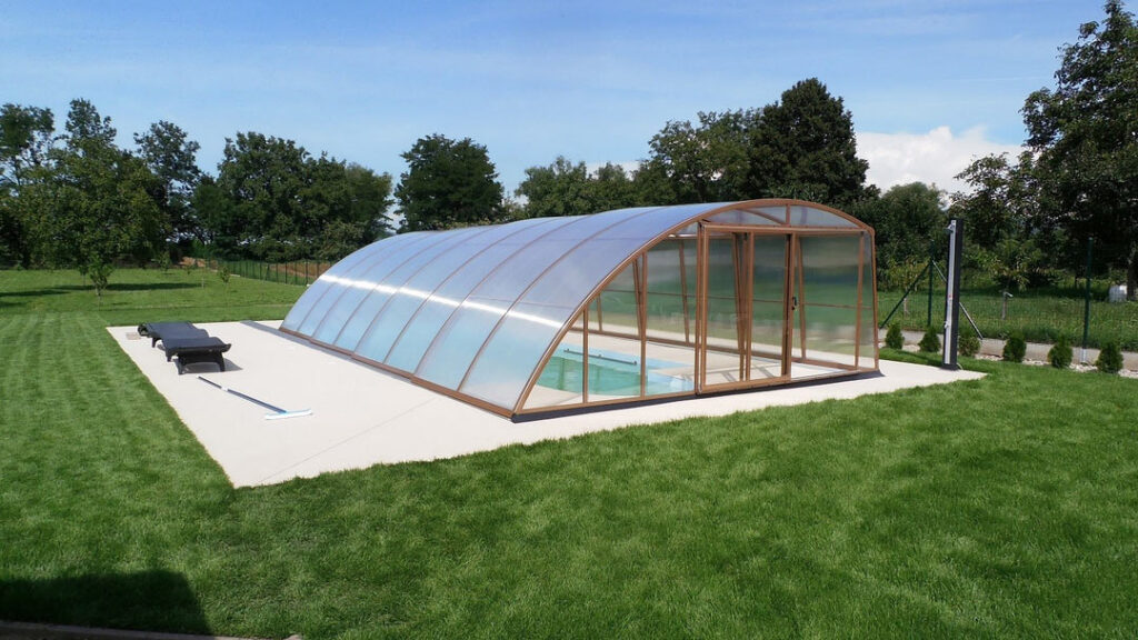 Je prekrytie bazéna luxus alebo praktická investícia do vašej záhrady?