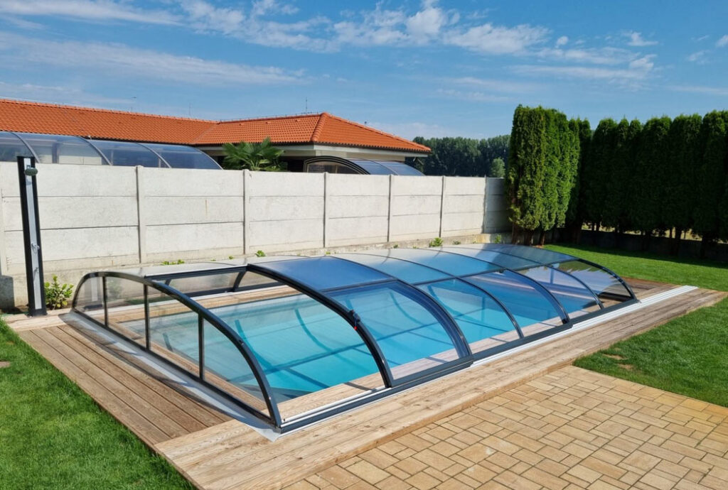 Je prekrytie bazéna luxus alebo praktická investícia do vašej záhrady?