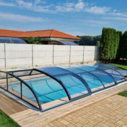 Je prekrytie bazéna luxus alebo praktická investícia do vašej záhrady?