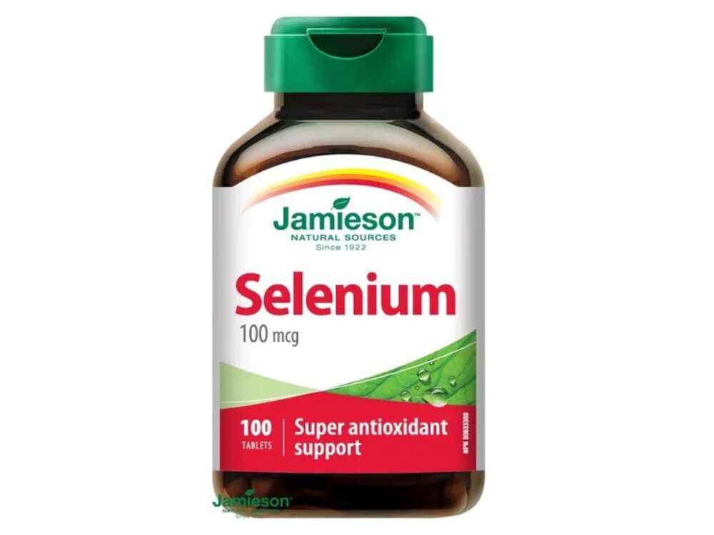Fľaštička výživového doplnku Jamieson Selenium 100 mcg na bielom pozadí, určeného na podporu imunity a antioxidačnú ochranu buniek.