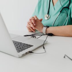 Online konzultácia so zdravotníckym odborníkom pri výbere liekov a doplnkov výživy cez internet.