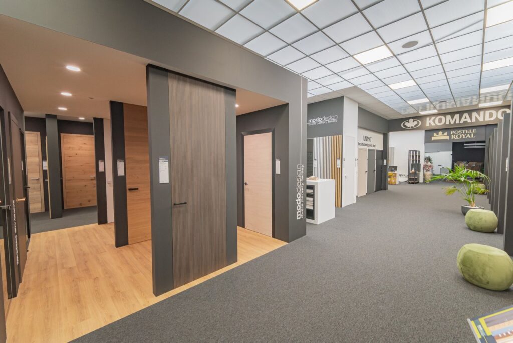 R1 Centrum bývania Bratislava – predajňa MODO s interiérovými dverami, zárubňami a podlahami vystavenými v modernom showroome